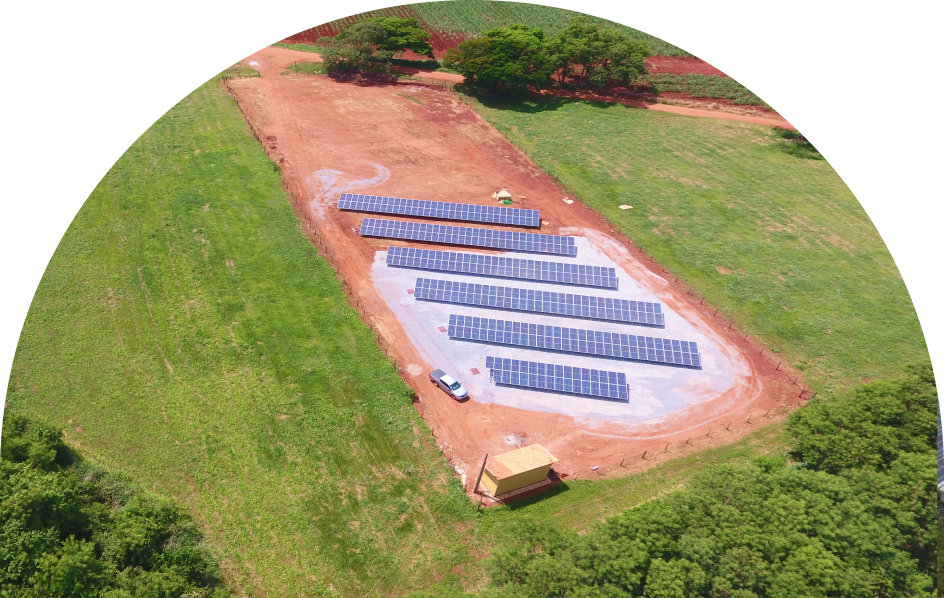 Campo com painéis de energia solar sobre sustentabilidade e energia limpa da Agenda ESG do Grupo Otávio Lage.